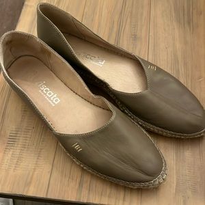 Viscata born in Barcelona women’s size 42 (10) khaki slip on in EUC